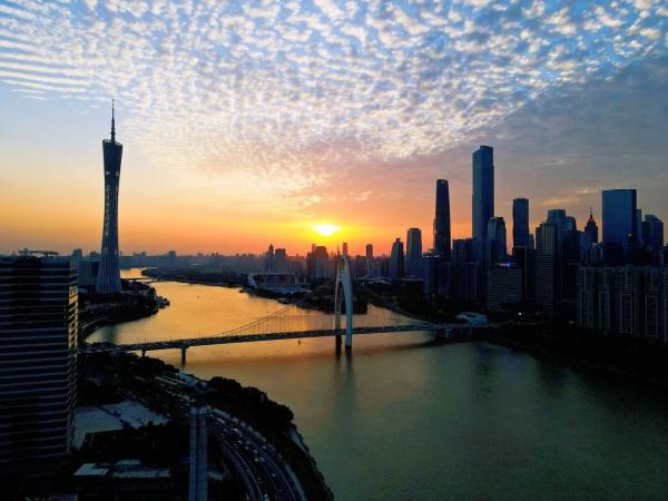 什么云霞，什么云霞填合适的词（广州晚霞邂逅鱼鳞云）