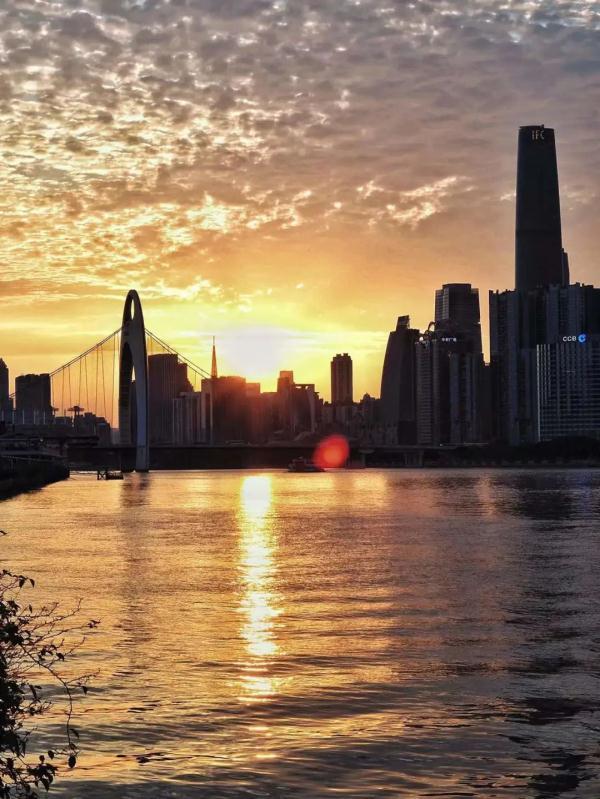 什么云霞，什么云霞填合适的词（广州晚霞邂逅鱼鳞云）
