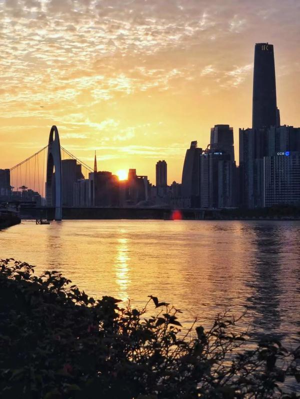 什么云霞，什么云霞填合适的词（广州晚霞邂逅鱼鳞云）