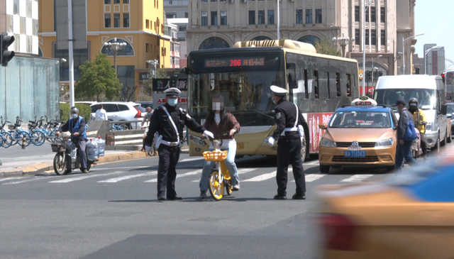 共享单车怎么用，共享单车怎么使用（哈市交警教您如何安全规范骑行）
