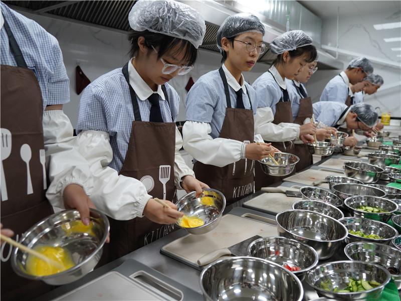 河北家电维修培训拆装班 河北元氏县残联开展残疾人家电维修技能培训