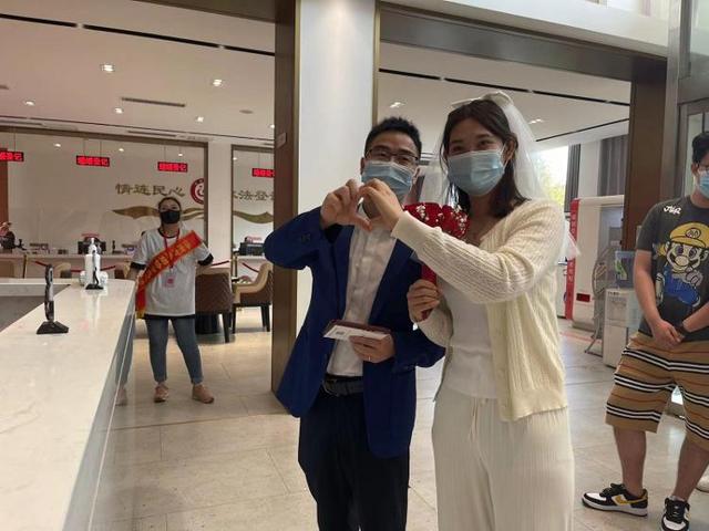 因为疫情推迟婚期有什么忌讳，疫情期间改结婚日期不吉利吗（厦门这对“大白”夫妇终于在520领证啦）