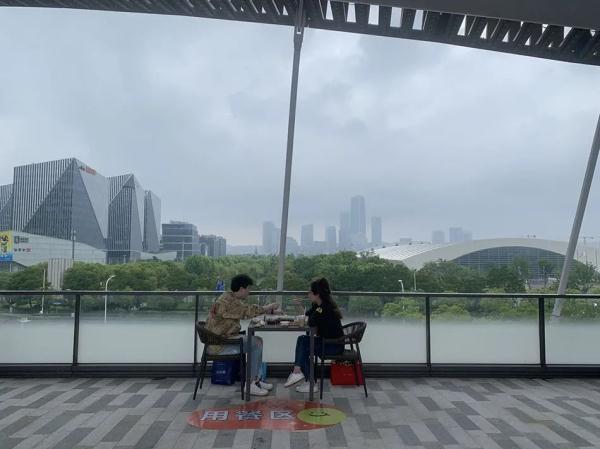 前滩家电维修电话 上海前滩太古里恢复营业：露天午餐成了难得的约会！各区医疗保供信息→