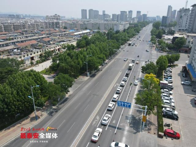 右转专用道可以直行吗，有右转专用车道的直行道可以右转吗（泰安交警部门首次推出“公交车借道”举措）