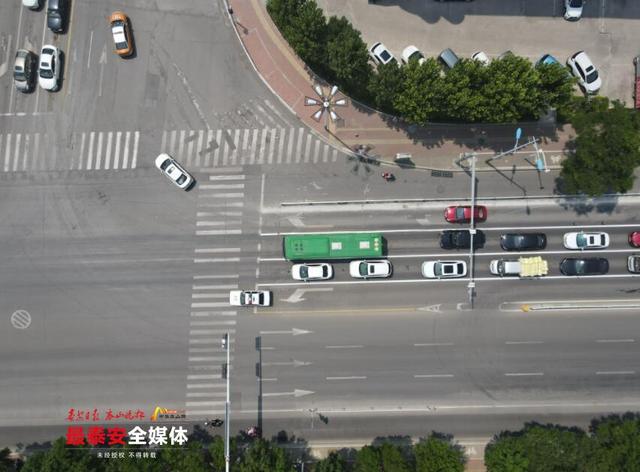 右转专用道可以直行吗，有右转专用车道的直行道可以右转吗（泰安交警部门首次推出“公交车借道”举措）