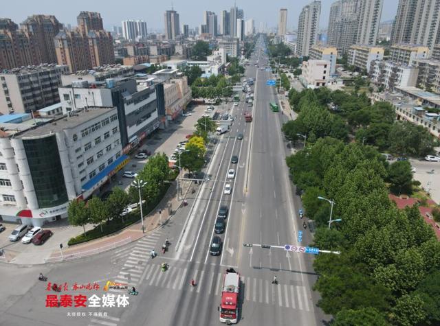右转专用道可以直行吗，有右转专用车道的直行道可以右转吗（泰安交警部门首次推出“公交车借道”举措）