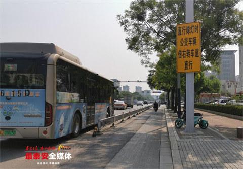 右转专用道可以直行吗，有右转专用车道的直行道可以右转吗（泰安交警部门首次推出“公交车借道”举措）
