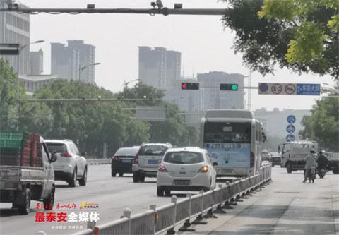 右转专用道可以直行吗，有右转专用车道的直行道可以右转吗（泰安交警部门首次推出“公交车借道”举措）
