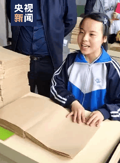 黄河颂朗诵原文，黄河颂朗诵原文朗诵节奏（她手摸盲文朗诵《黄河颂》）