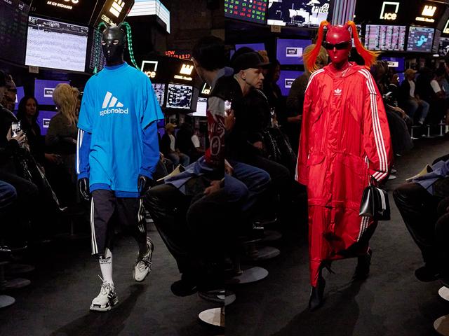 色彩拼接搭配，色彩拼接搭配图片（Loewe色彩拼接改造爆款鞋）