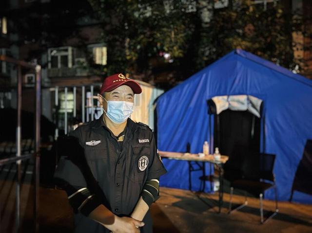 北京社区卡口夜班保安：看好这个门，就是一份责任