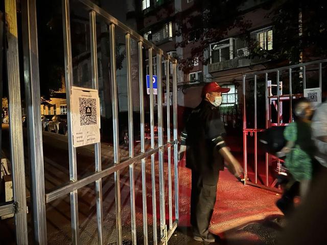 北京社区卡口夜班保安：看好这个门，就是一份责任