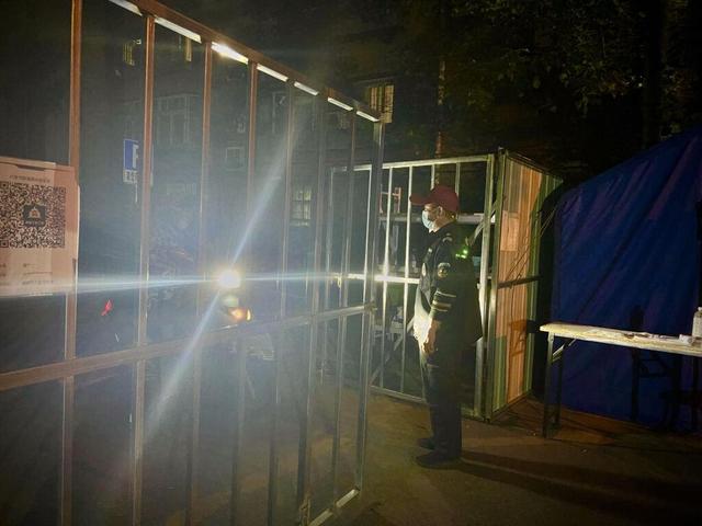北京社区卡口夜班保安：看好这个门，就是一份责任