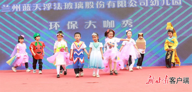 废物利用服装秀图片，塑料袋做环保儿童衣服（这场幼儿环保时装秀“炫酷”啦）