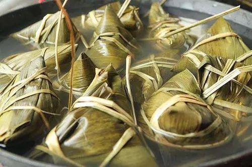 煮粽子用冷水还是热水，煮粽子用热水还是凉水（煮粽子是冷水下锅还是热水下锅）