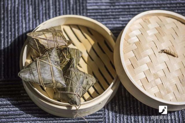 煮粽子用冷水还是热水，煮粽子用热水还是凉水（煮粽子是冷水下锅还是热水下锅）