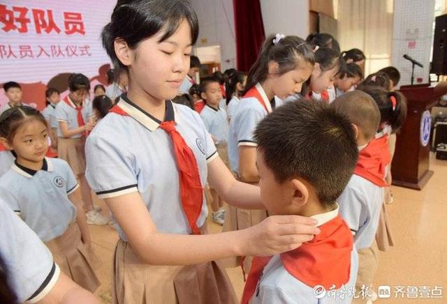 六一儿童节小女孩换服装，六一儿童节活动方案（山东师大附小孩子们用歌舞和时装表演迎接六一节）