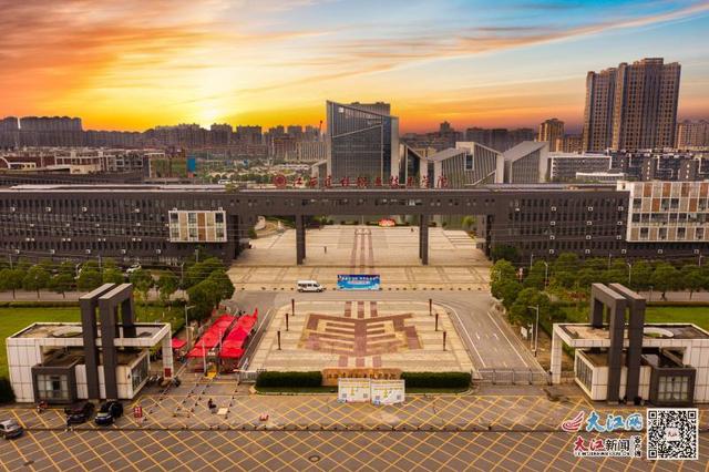 江西建设职业技术学校，江西建设职业技术学院是公办还是民办大学（江西建设职业技术学院校园风采）