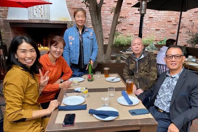 郎平一家五口合照曝光，二婚教授老公罕见露面，结婚七年相敬如宾太恩爱