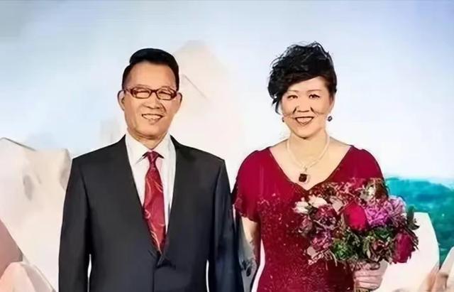 郎平一家五口合照曝光，二婚教授老公罕见露面，结婚七年相敬如宾太恩爱