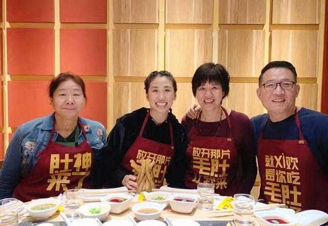 郎平一家五口合照曝光，二婚教授老公罕见露面，结婚七年相敬如宾太恩爱