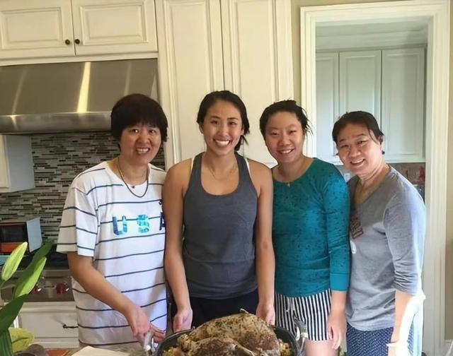 郎平一家五口合照曝光，二婚教授老公罕见露面，结婚七年相敬如宾太恩爱