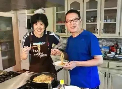 郎平一家五口合照曝光，二婚教授老公罕见露面，结婚七年相敬如宾太恩爱