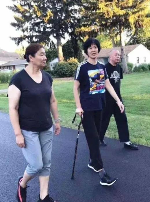 郎平一家五口合照曝光，二婚教授老公罕见露面，结婚七年相敬如宾太恩爱