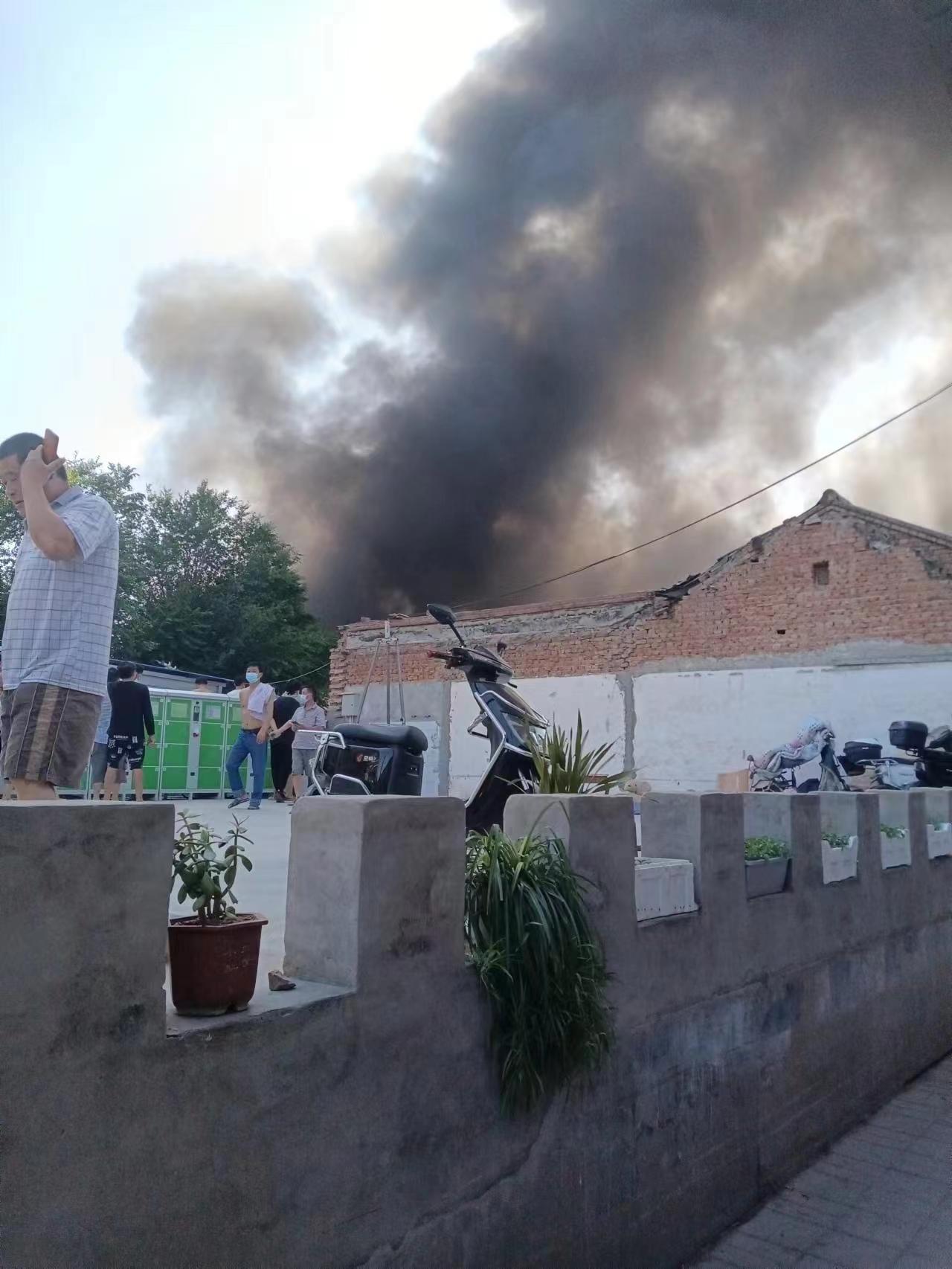 小红门鸿博家电维修拆装 北京一废旧汽车拆卸厂着火，无人员伤亡