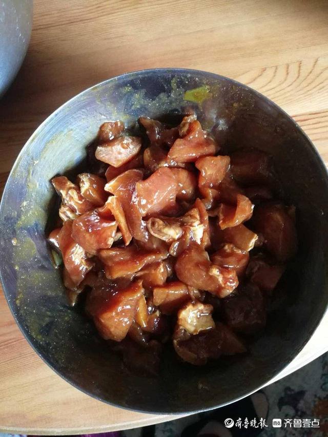 包肉粽子的肉怎么腌制米怎么调，肉粽子的做法和配料（自制肉粽新鲜出炉）