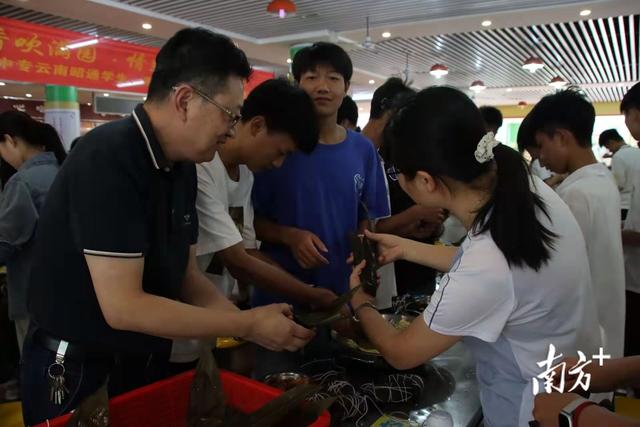包粽子图片真实，包粽子图片真实照片（中山中专云南籍学生包粽子欢度端午）