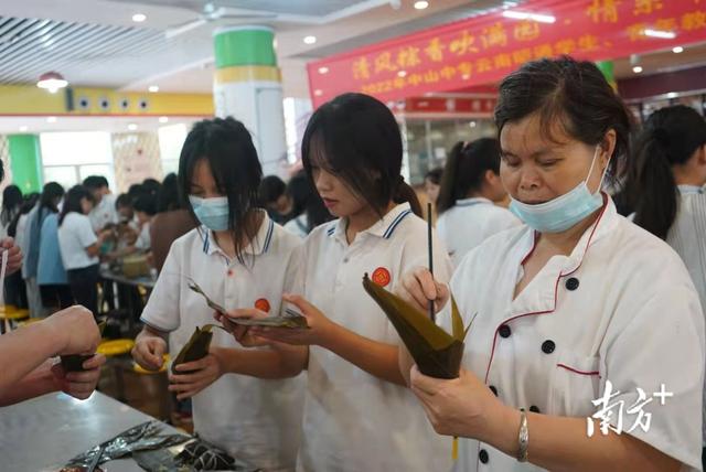 包粽子图片真实，包粽子图片真实照片（中山中专云南籍学生包粽子欢度端午）