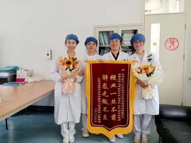 对医学带教老师的感谢语，进修医生对带教老师感谢语（佑安进修医生用鲜花和锦旗表达谢意）