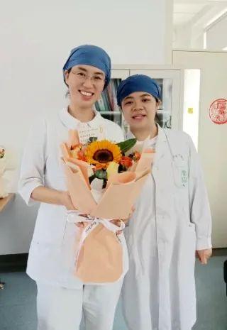 对医学带教老师的感谢语，进修医生对带教老师感谢语（佑安进修医生用鲜花和锦旗表达谢意）