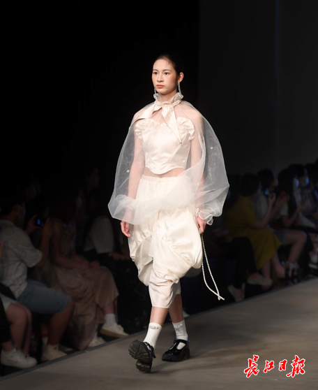 武汉纺织大学服装学院(武汉纺织大学什么档次)