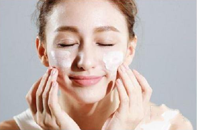 夏季护肤小常识有哪些，夏季美容护肤知识（夏季巧护肤 简单三步走）