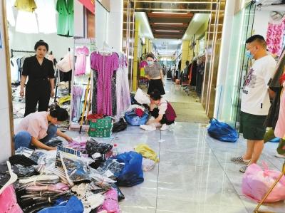 义乌一元一件地摊货500批发，义乌一元一件地摊货500批发是真的吗（尾货市场的“淘金者”有人年入20万元以上）