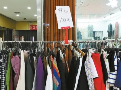 义乌一元一件地摊货500批发，义乌一元一件地摊货500批发是真的吗（尾货市场的“淘金者”有人年入20万元以上）