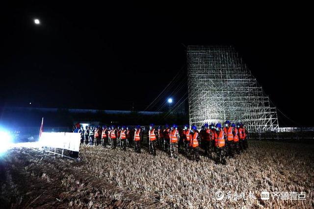 枣庄铁路最新动态，枣庄供电组织110千伏巨山输电工程夜跨京沪高铁施工