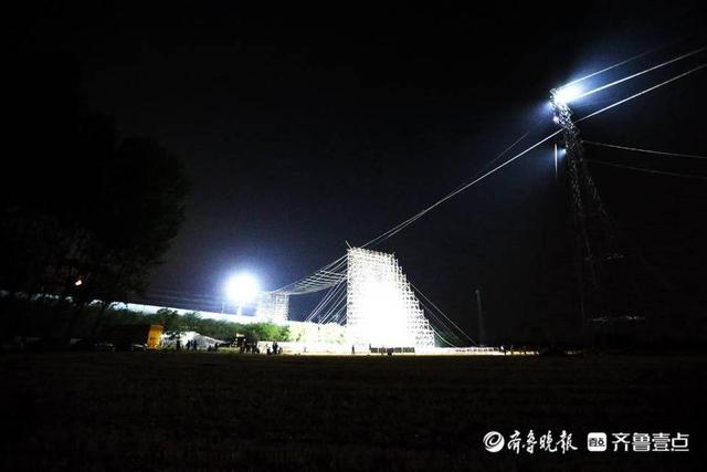 枣庄铁路最新动态，枣庄供电组织110千伏巨山输电工程夜跨京沪高铁施工