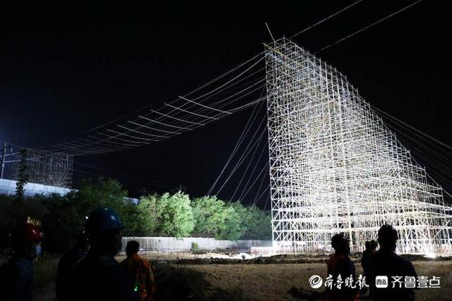 枣庄铁路最新动态，枣庄供电组织110千伏巨山输电工程夜跨京沪高铁施工