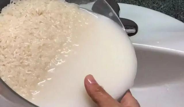 蒸大米的时候放些什么好吃，蒸大米加点什么东西更好吃（水里多加2样）