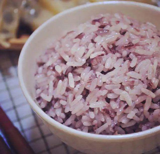 蒸大米的时候放些什么好吃，蒸大米加点什么东西更好吃（水里多加2样）