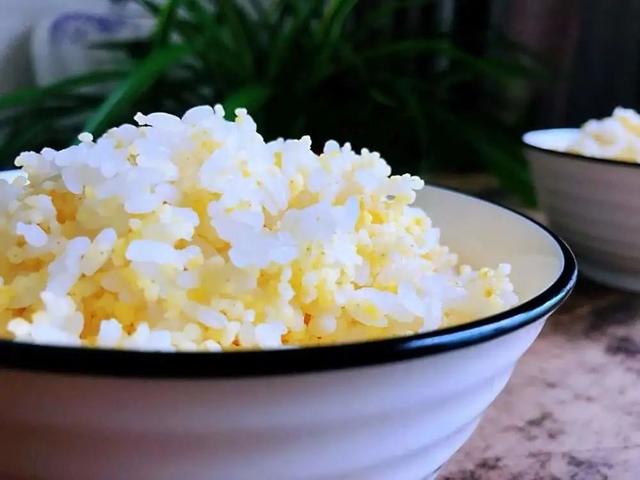 蒸大米的时候放些什么好吃，蒸大米加点什么东西更好吃（水里多加2样）