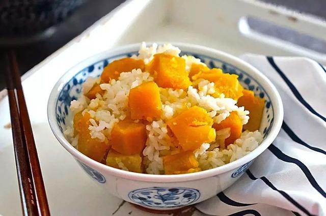 蒸大米的时候放些什么好吃，蒸大米加点什么东西更好吃（水里多加2样）