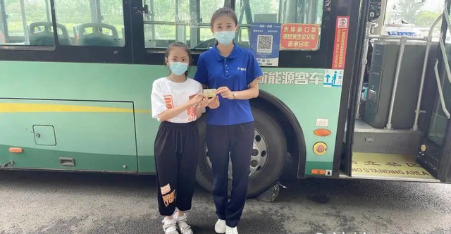 简短正能量语录小学生，正能量短句小学生（青岛两名小学生真“暖”）