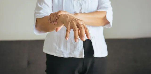 颤抖是什么意思，身体不受控制地颤抖