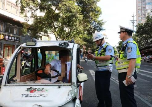 买车需要驾照吗，买车为什么不用驾驶证（“老年代步车”上手就会）