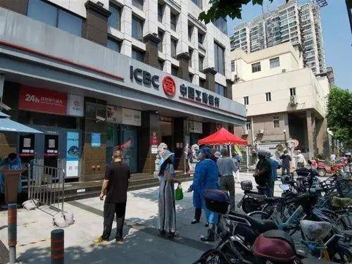 邮政银行几点上班下班，邮政银行几点上班几点下班（多家银行排队爆满）