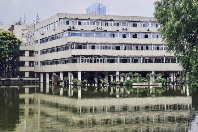 成都广播电视大学，成都广播电视大学是几本（在“恐龙大学”探索星空大地）